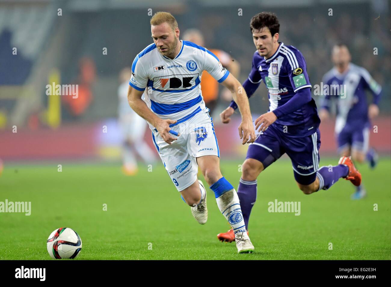 Anderlecht, Bruxelles, Belgique. 12 Février, 2015. Demi-finale de la Coupe de Belgique. Anderlecht et Gand. Depoitre Laurent en avant de KAA Gent défis Colin Maxime défenseur du RSC Anderlecht © Plus Sport Action/Alamy Live News Banque D'Images