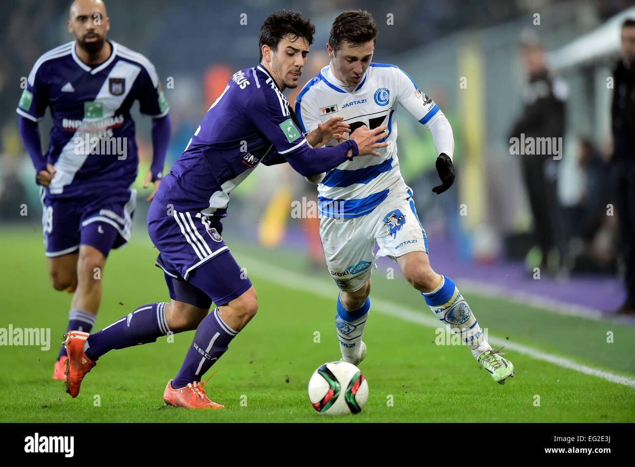 Anderlecht, Bruxelles, Belgique. 12 Février, 2015. Demi-finale de la Coupe de Belgique. Anderlecht et Gand. Le milieu de terrain de Brecht Dejaegere KAA Gent défis Colin Maxime défenseur du RSC Anderlecht © Plus Sport Action/Alamy Live News Banque D'Images