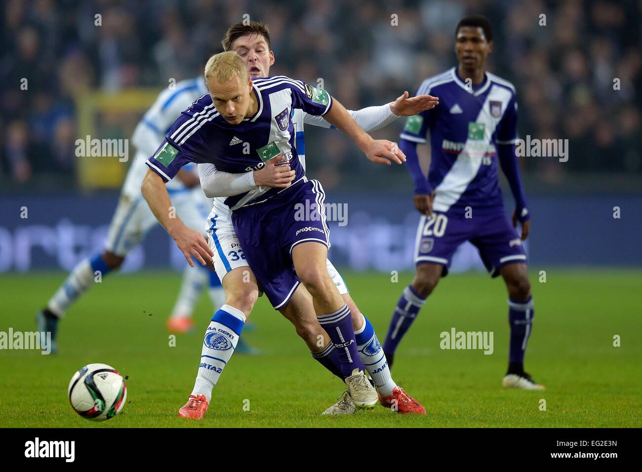 Anderlecht, Bruxelles, Belgique. 12 Février, 2015. Demi-finale de la Coupe de Belgique. Anderlecht et Gand. Olivier Deschacht de RSC Anderlecht défis Foket le milieu de terrain Thomas de KAA Gent © Plus Sport Action/Alamy Live News Banque D'Images