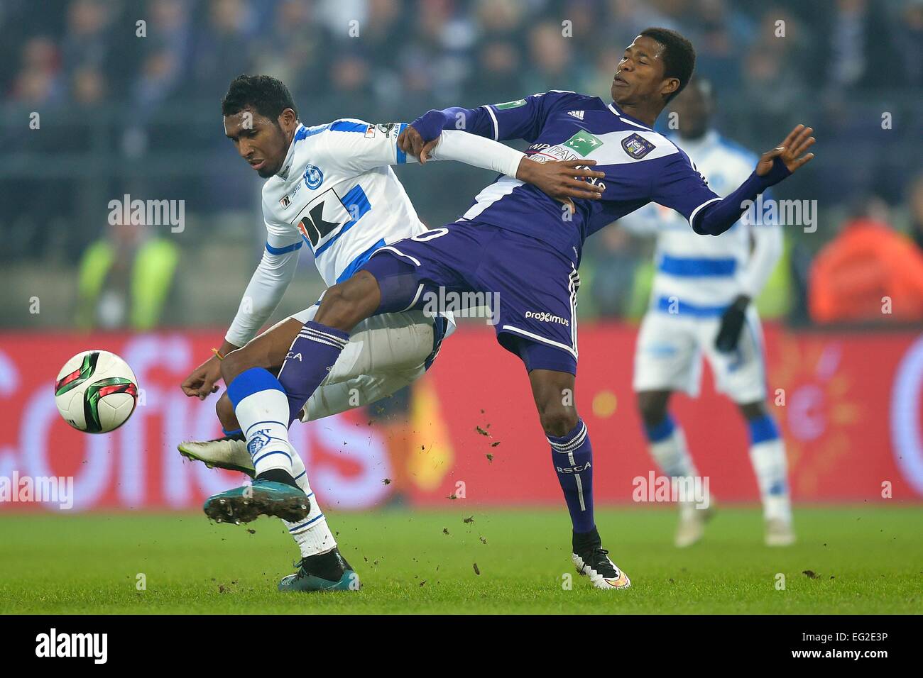 Anderlecht, Bruxelles, Belgique. 12 Février, 2015. Demi-finale de la Coupe de Belgique. Anderlecht et Gand. Ibrahima Conte de RSC Anderlecht défis Neto Renato Cardoso de KAA Gent © Plus Sport Action/Alamy Live News Banque D'Images