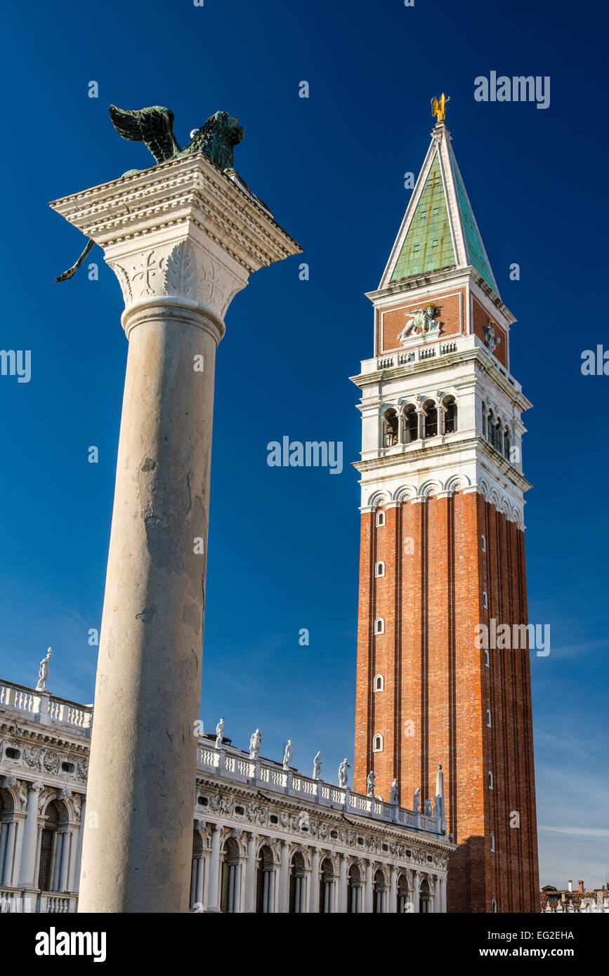 Le Campanile de Saint Marc avec le lion ailé en bronze sculpture colonne, Venise, Vénétie, Italie Banque D'Images