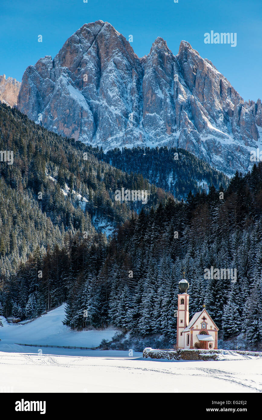 D'hiver panoramique vue sur St Johann In Saintes avec l'église de montagne Dolomites Puez-Geisler derrière, Villnoß ou Val di Funes, Adi Alto Banque D'Images