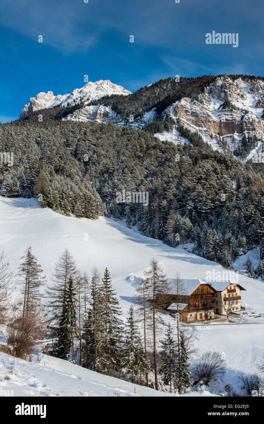 Paysage d'hiver pittoresque dans Villnoss ou Val di Funes, Alto Adige - Tyrol du Sud, Italie Banque D'Images
