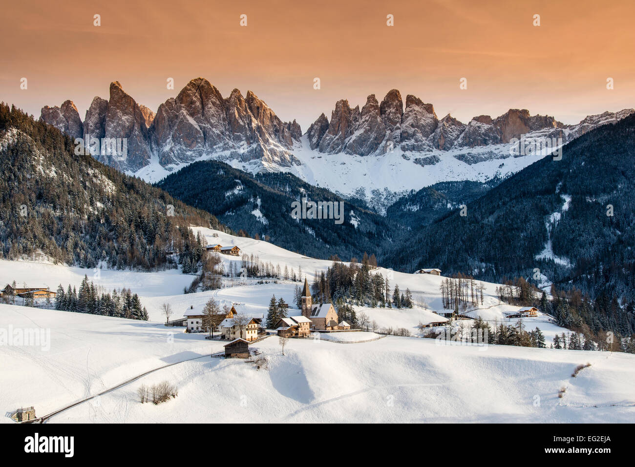 Dans Vilnoss coucher du soleil d'hiver pittoresque ou Val di Funes avec Puez-Geisler derrière, l'Alto Adige Dolomites - Tyrol du Sud, Italie Banque D'Images