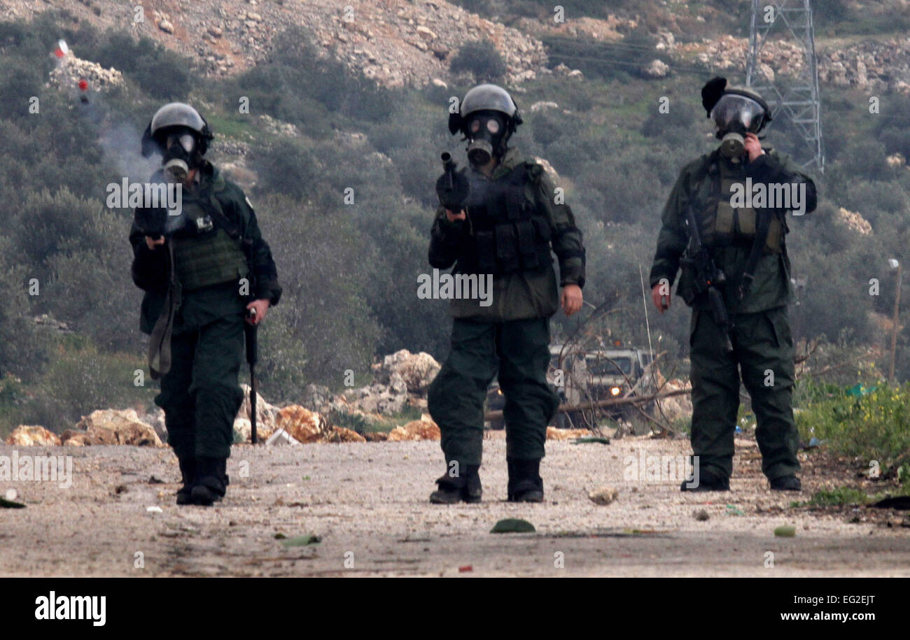 Qalqilya en Cisjordanie, territoire palestinien. Feb 14, 2015. La police des frontières israélienne fire des gaz lacrymogènes sur les manifestants palestiniens au cours d'affrontements à la suite d'une protestation contre la fermeture de la route du village, dans le village d'Azzun près de Qalqilya, 14 février 2015 © Nedal Eshtayah/APA/Images/fil ZUMA Alamy Live News Banque D'Images