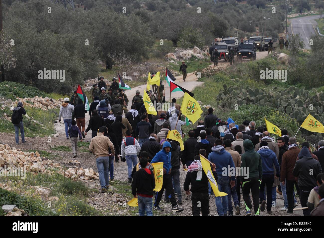 Qalqilya en Cisjordanie, territoire palestinien. Feb 14, 2015. Des manifestants palestiniens d'affrontements avec la police des frontières israélienne après une protestation contre la fermeture de la route du village, dans le village d'Azzun près de Qalqilya, 14 février 2015 © Nedal Eshtayah/APA/Images/fil ZUMA Alamy Live News Banque D'Images