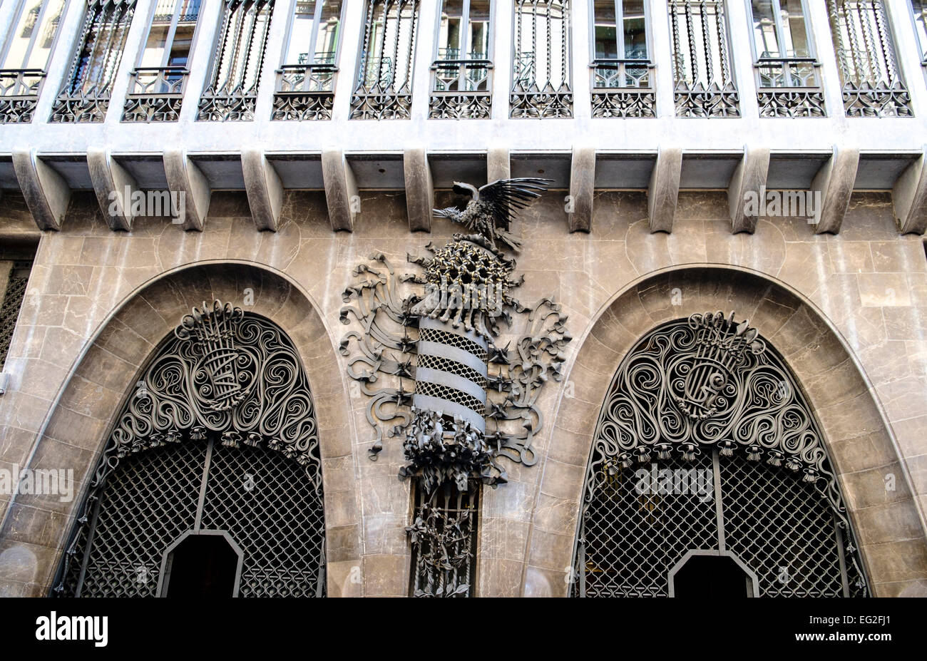 La façade extérieure du Palau Guell de Gaudi conçu sur Carrer Nou de la Rambla, Barcelone, Espagne. Banque D'Images