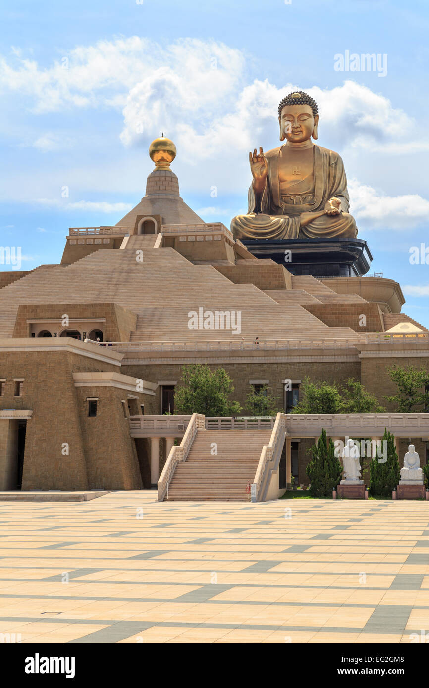 Statue de Bouddha Doré géant au sommet du complexe du temple principal au Buddha Memorial Centre près de Kaohsiung, Taïwan. Banque D'Images