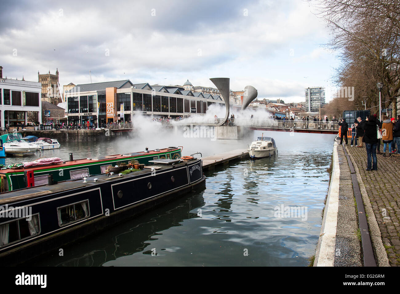 Bristol, Royaume-Uni. Feb 14, 2015. Une installation artistique appelé 'pont' brouillard fonctionne à Bristol's Pero passerelle dans le cadre de la ville, 2015 événements de la Capitale verte de l'Europe. Fujiko Nakaya, l'artiste, est connu pour son utilisation en tant que moyen de la sculpture de brouillard. Les nuages de brume sont créés par l'eau pompée à haute pression dans de nombreux micro-fine de buses. 14 février 2015. Bristol UK. Credit : Redorbital Photography/Alamy Live News Banque D'Images