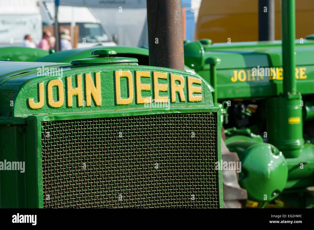 Close-up détail d'une grille de radiateur sur un tracteur John Deere vert vintage, affiché dans un état impeccable - Great Yorkshire Show, Harrogate, Royaume-Uni. Banque D'Images