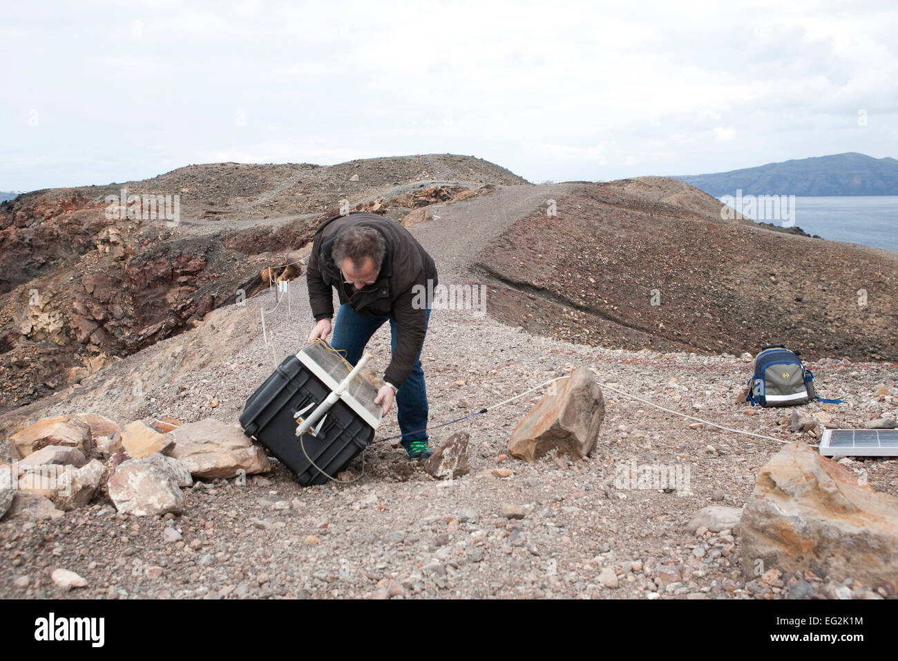 L'île de Néa Kaméni. 14 Février, 2015. à Santorin Grèce, Costas Papazachos sismologue et professeur à l'Université Aristote de Thessalonique et George Vougioukalakis, volcanologue, chercheur Dr. géothermique est allé à l'île de Nea Kameni pour vérifier l'équipement de surveillance qui rendent les mesures de gaz comme le dioxyde de carbone et l'hydrogène sulfuré et de réparer certains dommages qui hapend en raison de mauvaises conditions météorologiques. Credit : Konstantina Sidiropoulou/Alamy Live News Banque D'Images