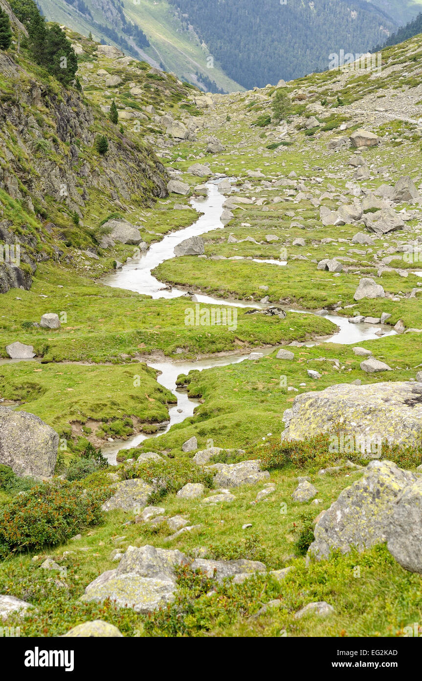 Vue sur la vallée de haute technologie près de labassa. Val d'Azun. Parc National des Pyrénées, France. Banque D'Images