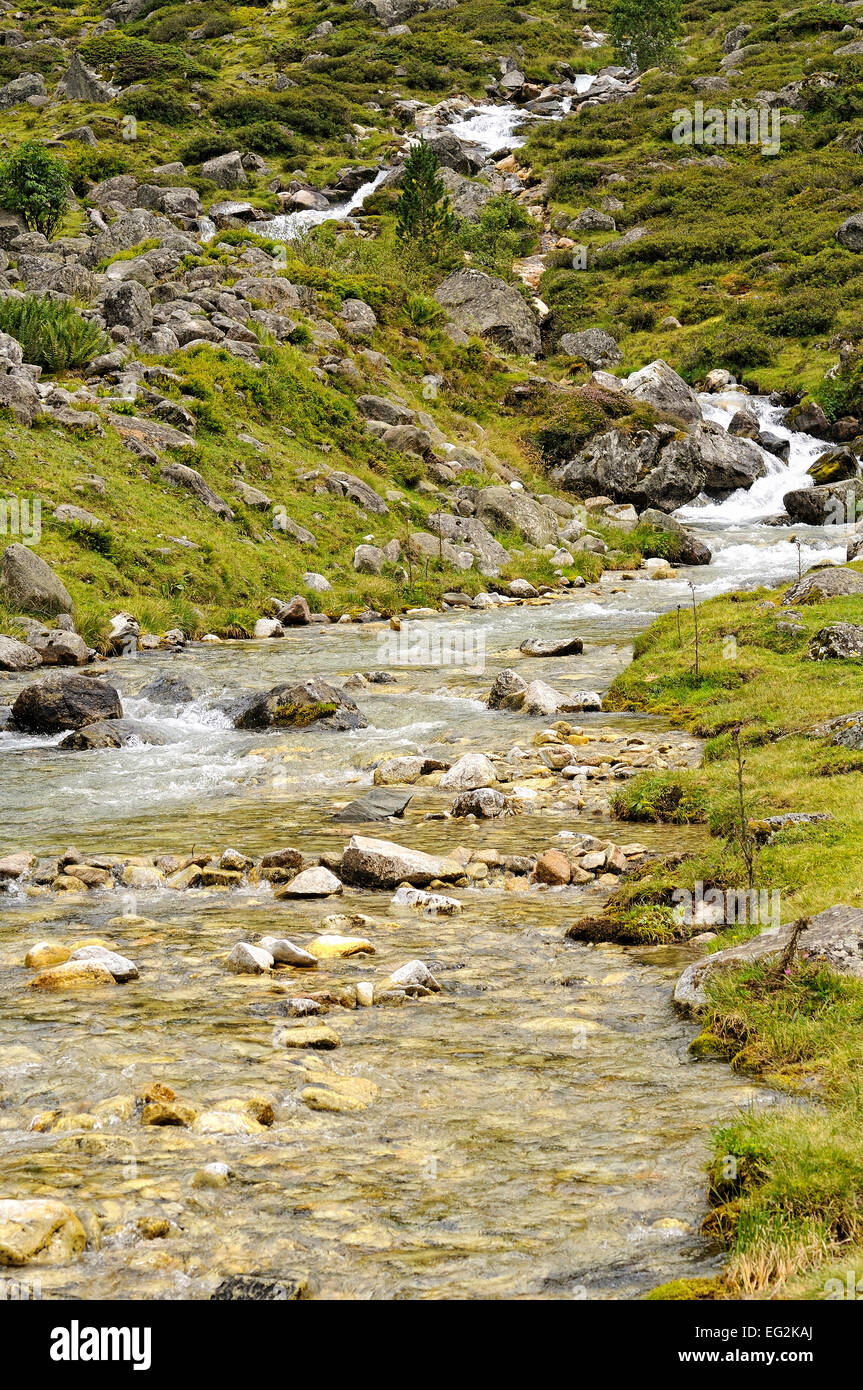 Vue sur la vallée de haute technologie près de labassa. Val d'Azun. Parc National des Pyrénées, France. Banque D'Images