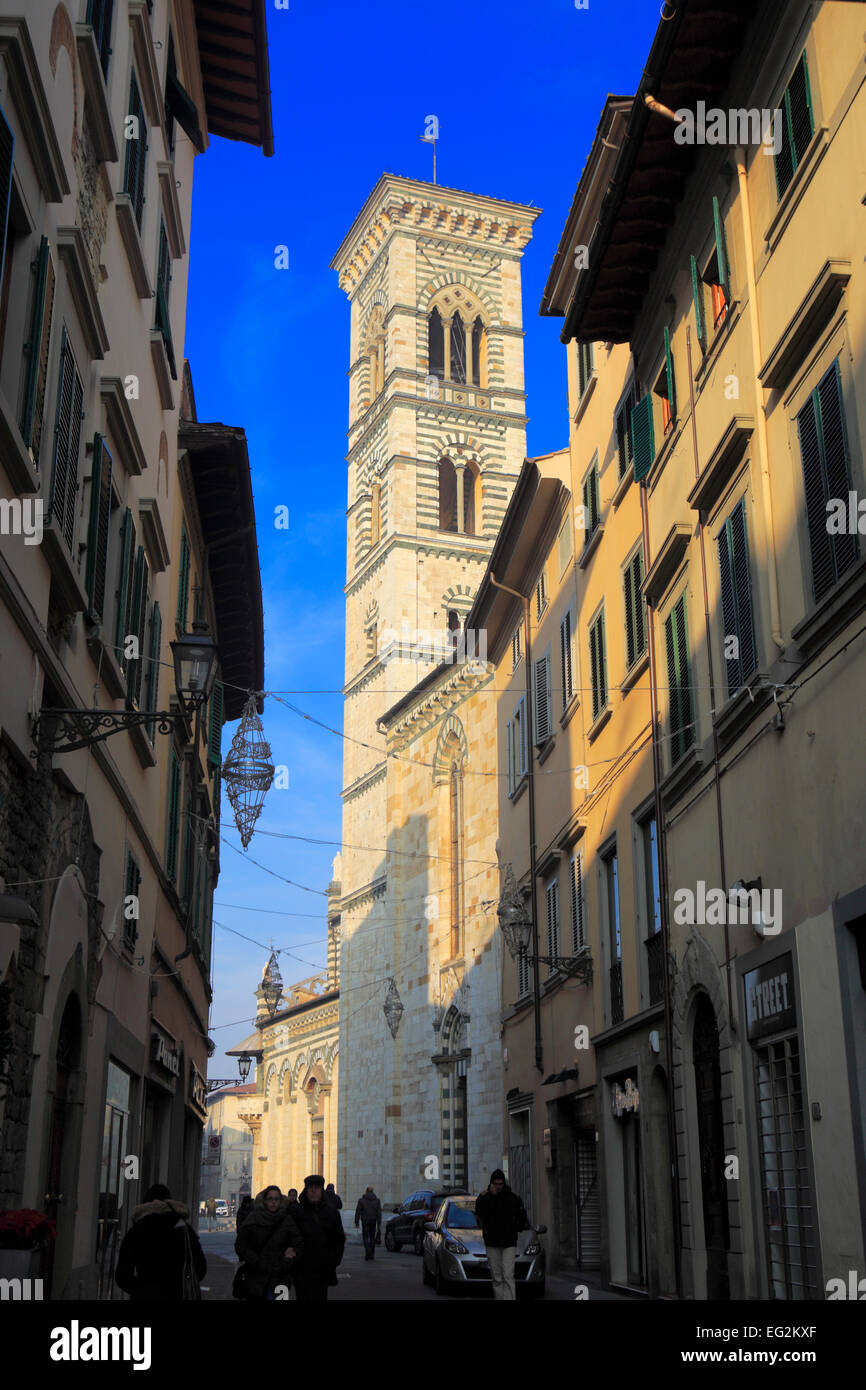 Street dans la vieille ville, la tour de la cathédrale, Prato, en Toscane, Italie Banque D'Images