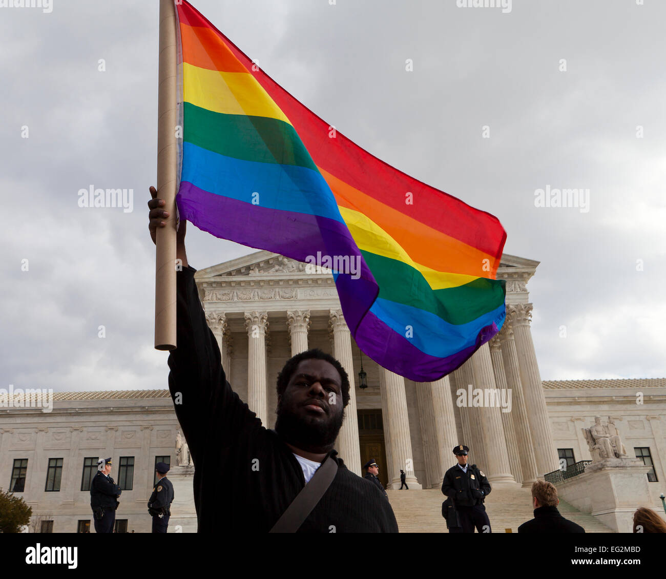 L'homme afro-américain en agitant le drapeau arc-en-ciel en face de l'immeuble de la Cour suprême des États-Unis - Washington, DC USA Banque D'Images