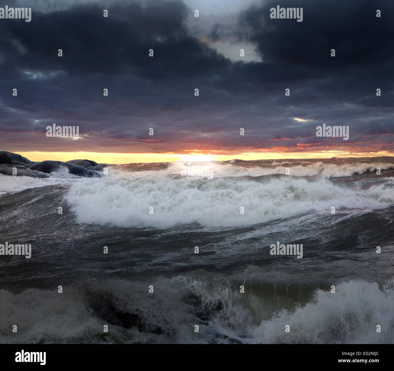 Coucher du soleil en mer après la tempête Banque D'Images