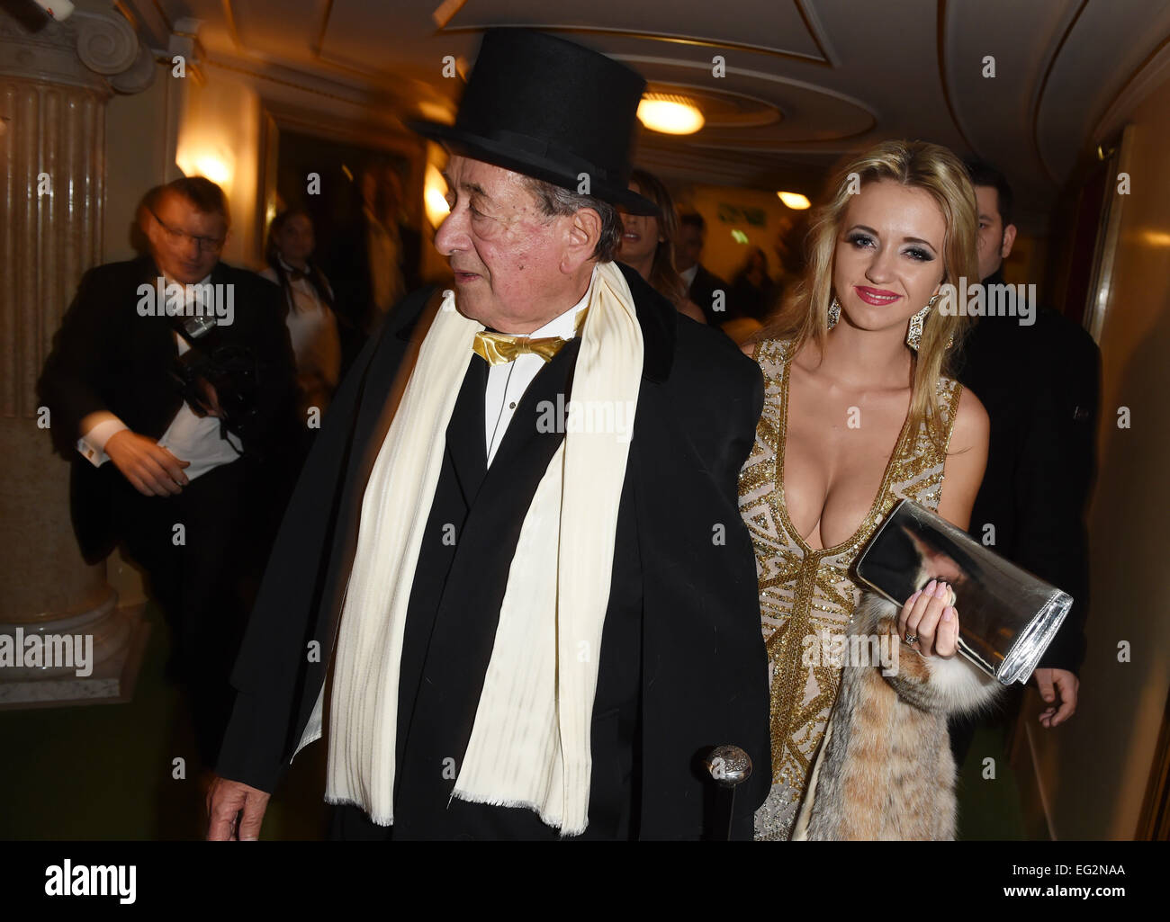 Entrepreneur dans l'industrie de la construction Richard Lugner arrive à l'Opéra de Vienne avec sa femme Cathy Schmitz dans la Vienne, Autriche, 12 février 2015. Banque D'Images