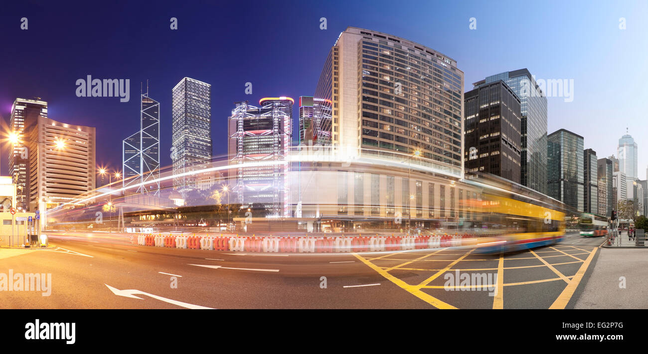 Panorama d'une route très fréquentée à Hong Kong de jour à nuit Banque D'Images