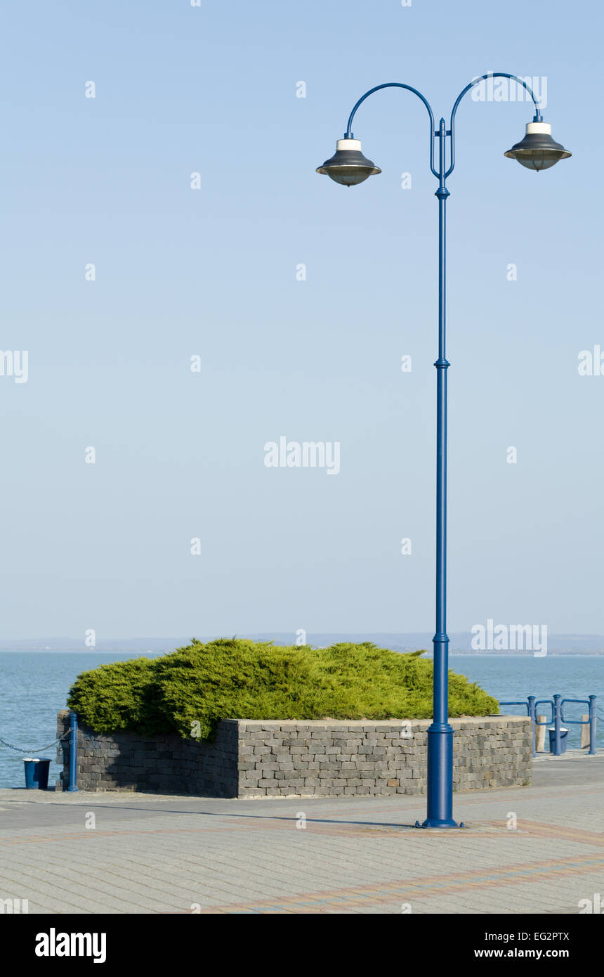 Lampe Vintage Blue Post le Lac Balaton Pier Banque D'Images