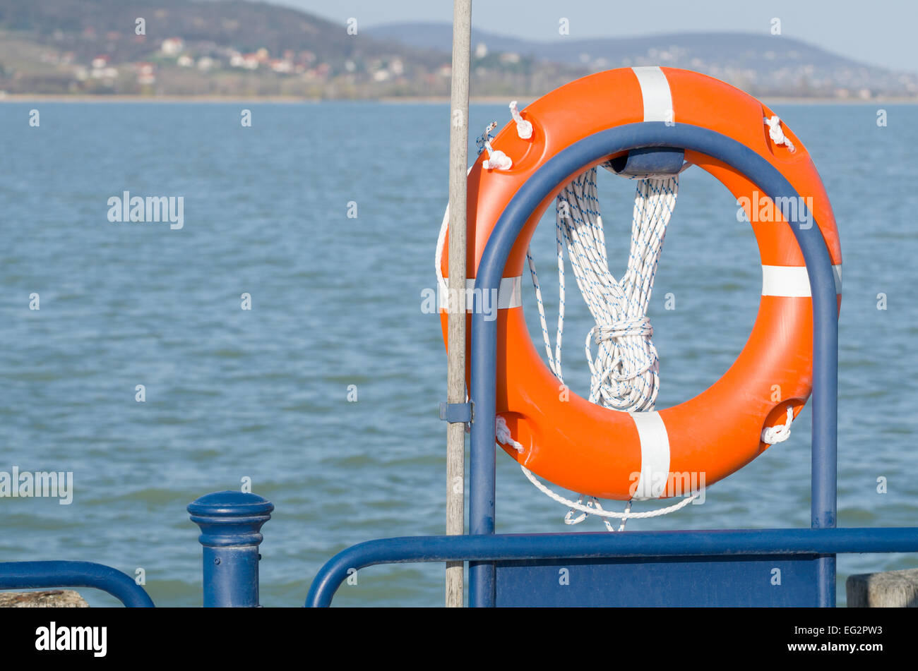 Bouée Orange avec une corde au Lac Balaton Banque D'Images