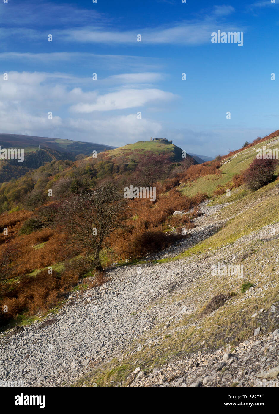 Castell Dinas Bran Castle ruin sur colline et surplombant la vallée et la ville de Llangollen en automne Denbighshire North East Wales UK Banque D'Images