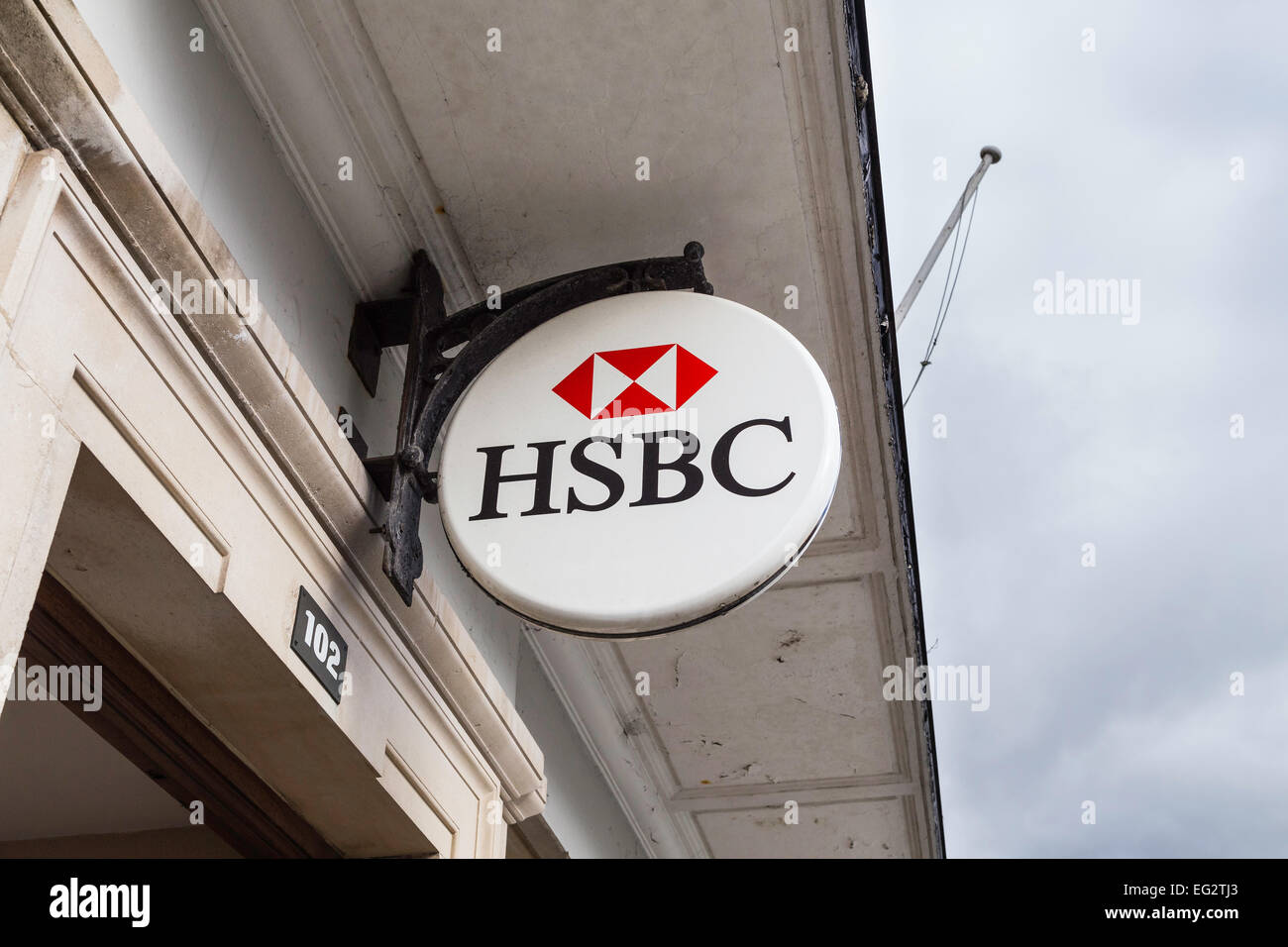 Un signe au-dessus de la porte de la banque HSBC à Lymington, Hampshire, Royaume-Uni. Ciel gris. Banque D'Images
