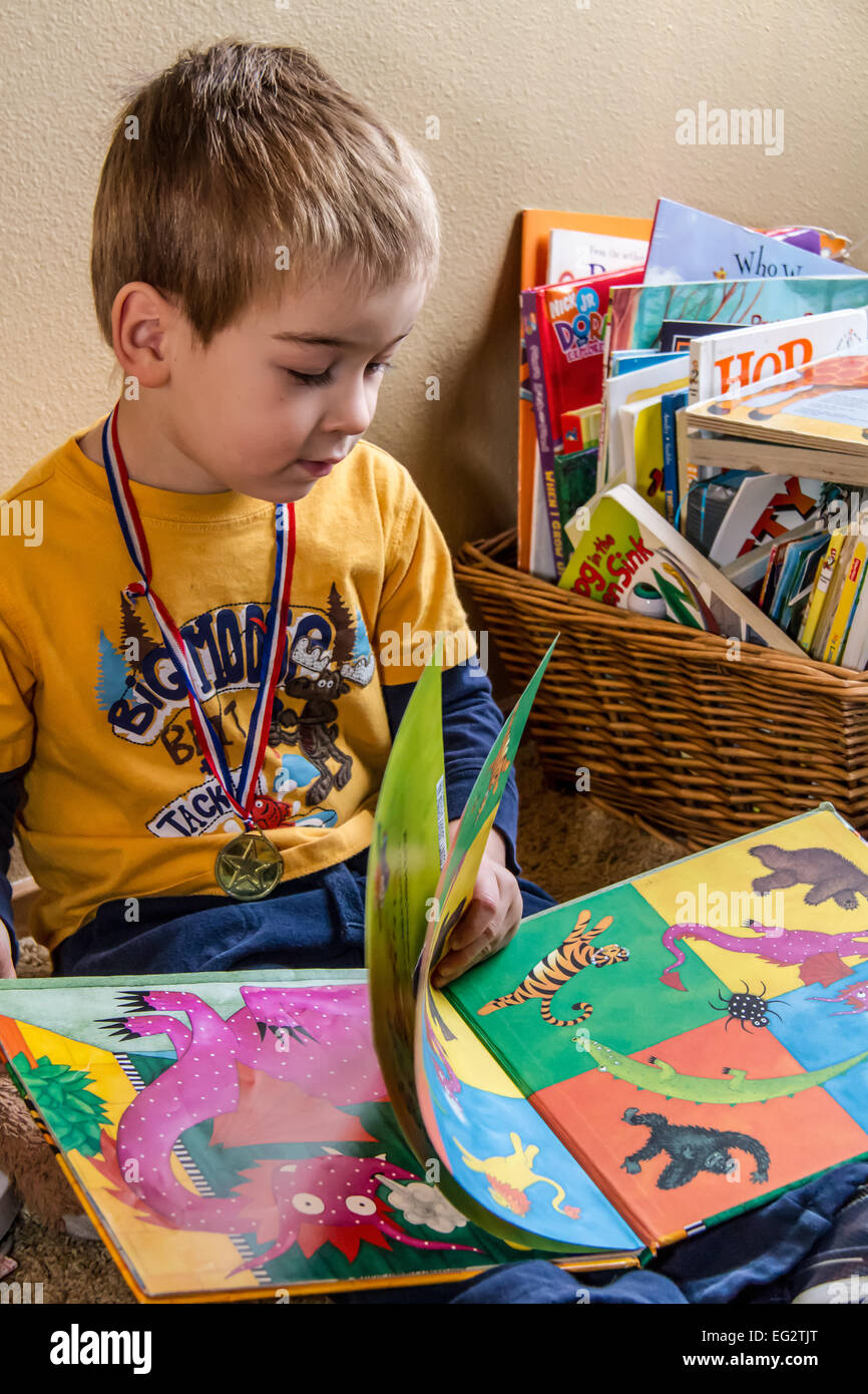 Quatre ans en lecture profonde concentration pour lui-même et profiter de l'hôtel - images - photos Banque D'Images