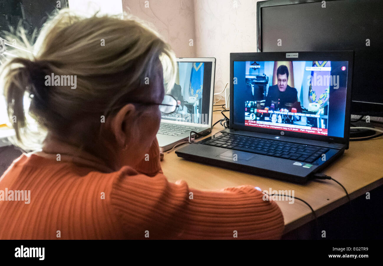 Lugansk, Ukraine. Feb 14, 2015. Les femmes sont des migrants temporaires, à Lugansk, dans un appartement loué, la diffusion de l'appel du Président de l'Ukraine de Porochenko l'état-major général de l'Ukraine. Le président Poroshenko effectuant accord de Minsk, a décrété un cessez-le-feu. Crédit : Igor Golovnov/Alamy Live News Banque D'Images