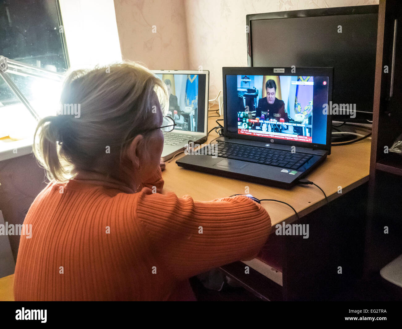 Lugansk, Ukraine. Feb 14, 2015. Les femmes sont des migrants temporaires, à Lugansk, dans un appartement loué, la diffusion de l'appel du Président de l'Ukraine de Porochenko l'état-major général de l'Ukraine. Le président Poroshenko effectuant accord de Minsk, a décrété un cessez-le-feu. Crédit : Igor Golovnov/Alamy Live News Banque D'Images