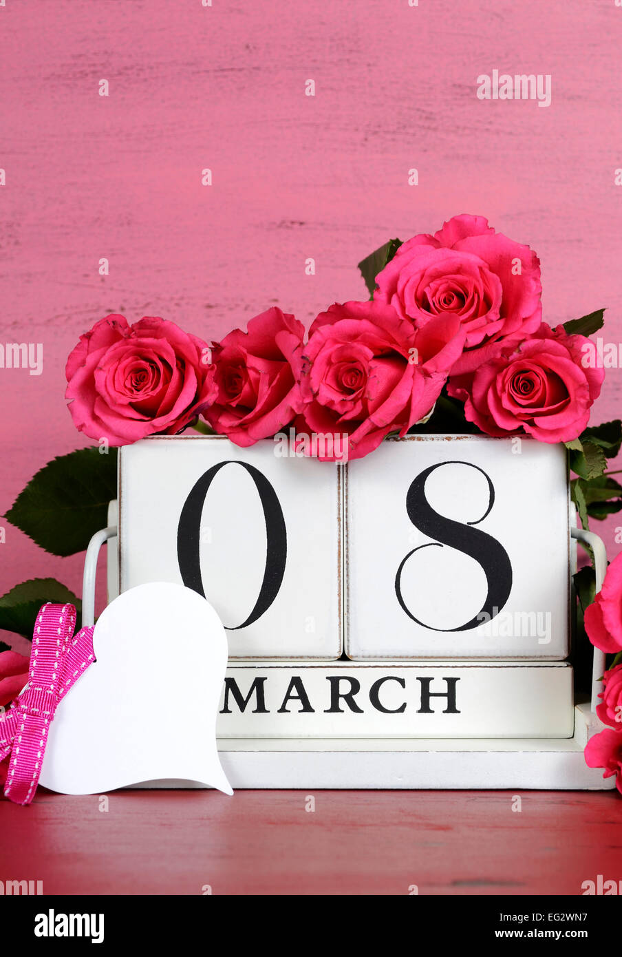 La Journée internationale des femmes vintage blanc bloc bois date de calendrier pour le 8 mars, avec des roses roses et rouges sur fond de bois vintage Banque D'Images