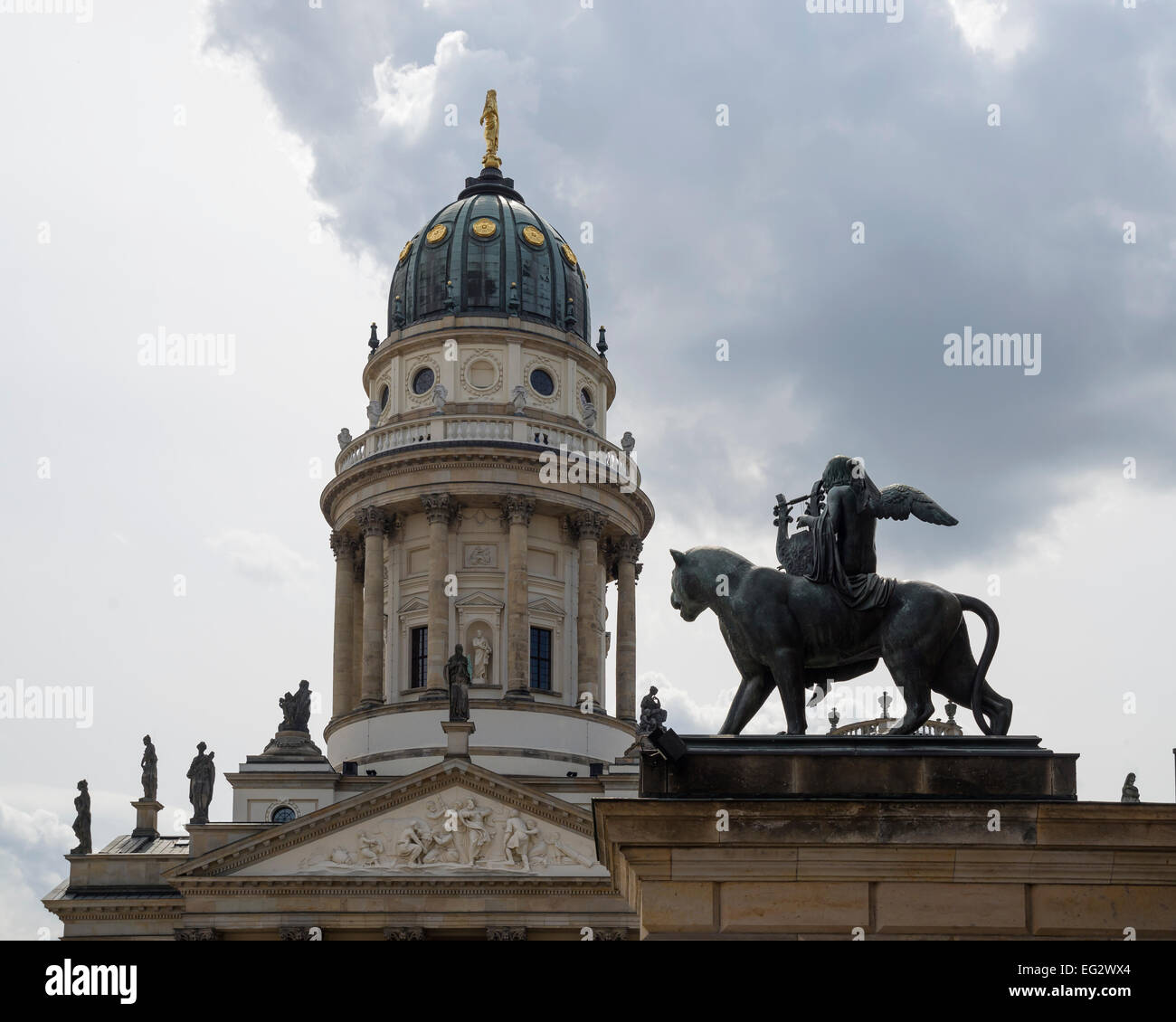 Composition architecturale avec la sculpture et la coupole de l'Église allemande, Berlin, capitale de l'Allemagne, l'Europe. Banque D'Images