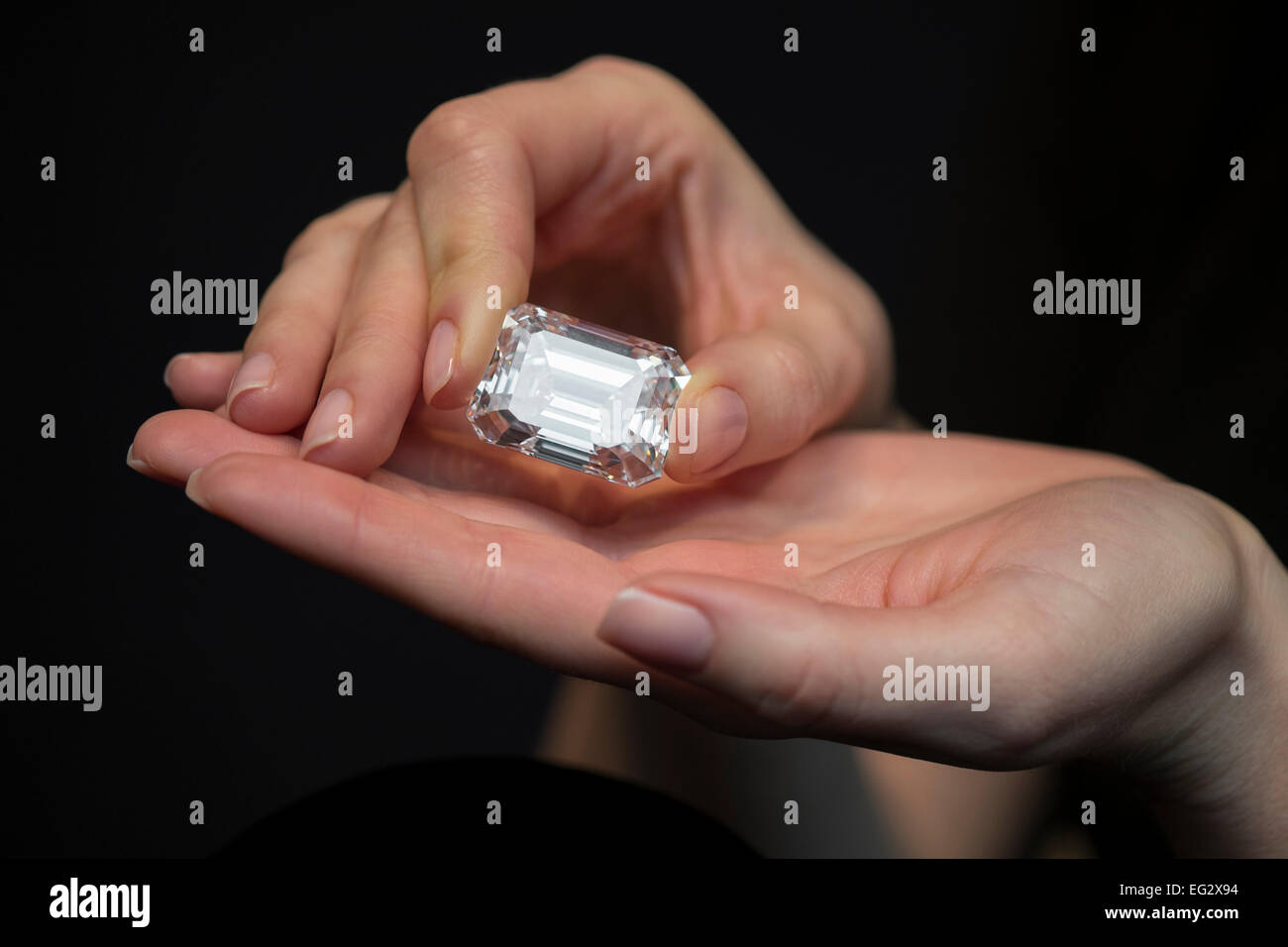 Hongkong : un diamant blanc de 102 carats mis aux enchères - Le Parisien
