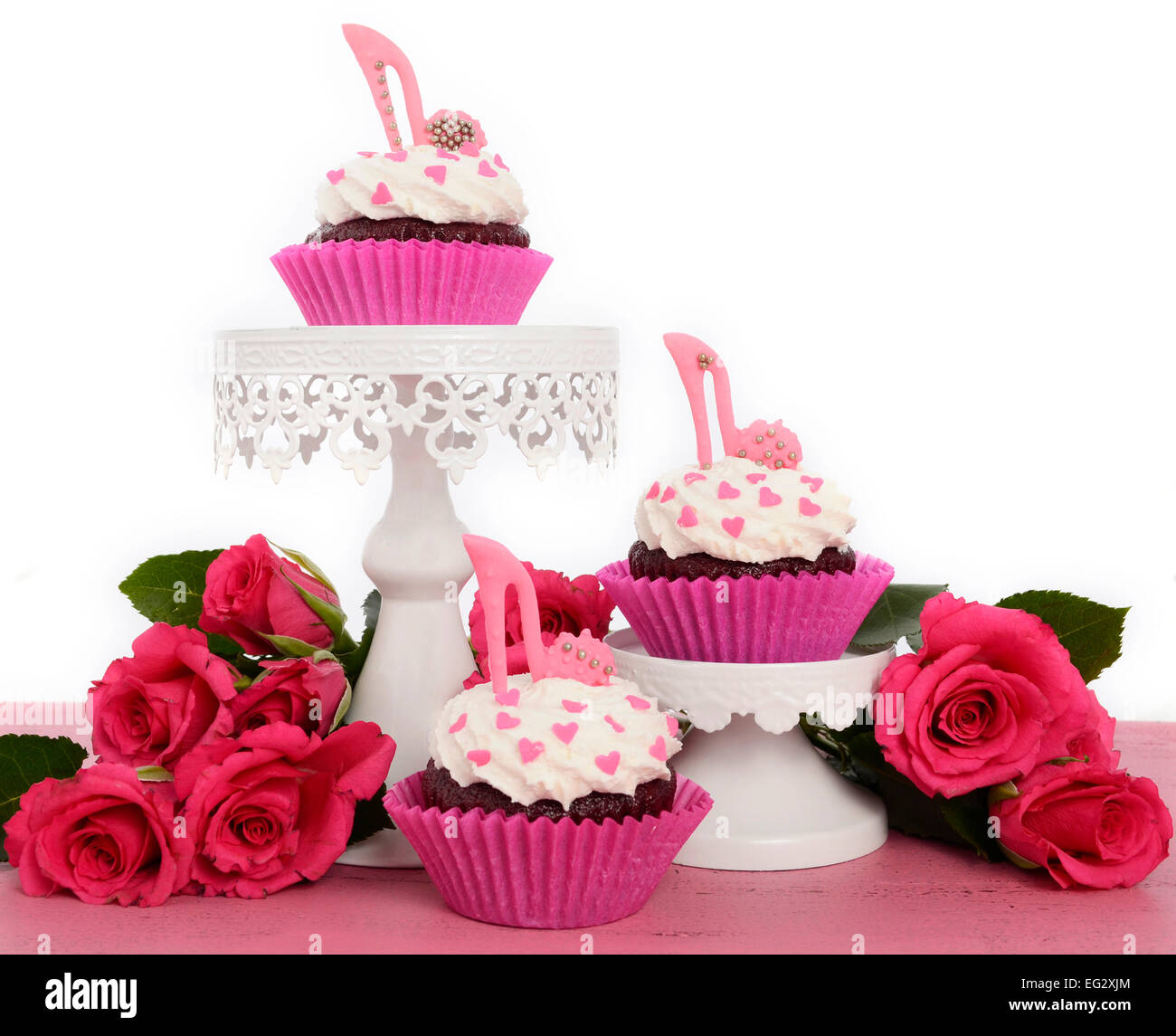 La Journée internationale des femmes, le 8 mars, cupcakes avec talon haut stiletto chaussures fondant sur les peuplements de gâteau Banque D'Images