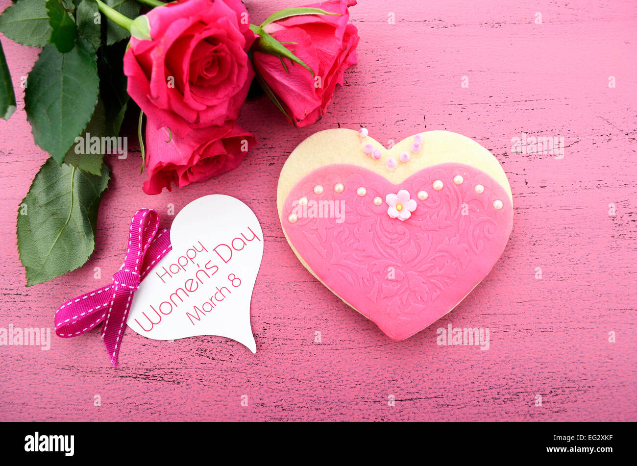 Les cookies en forme de coeur décorée en rose chers robes avec bouquet de roses roses Banque D'Images