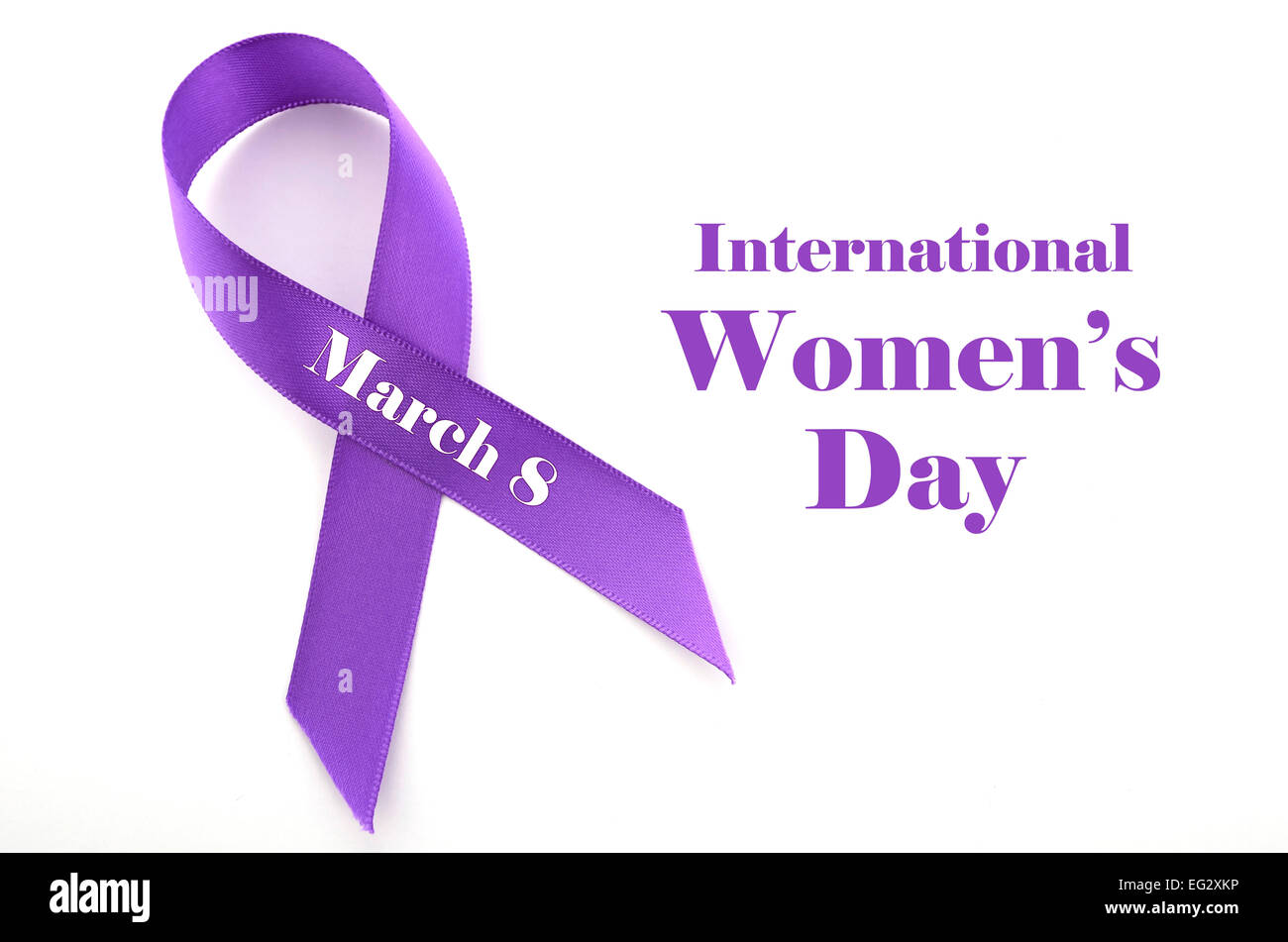 La Journée internationale des femmes, le 8 mars, ruban violet sur fond blanc avec l'échantillon de texte. Banque D'Images