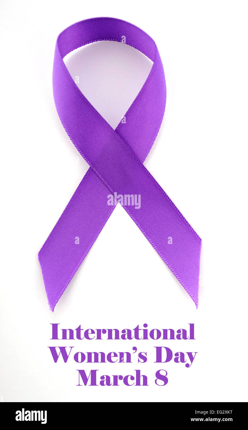 La Journée internationale des femmes, le 8 mars, ruban violet sur fond blanc avec l'exemple de texte, à la verticale. Banque D'Images