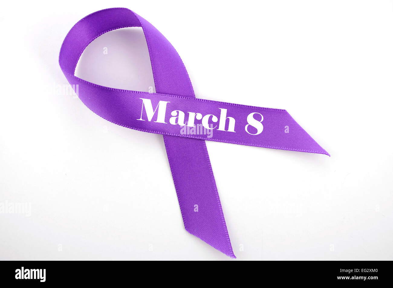 La Journée internationale des femmes, le 8 mars, ruban violet sur fond blanc avec l'échantillon de texte. Banque D'Images