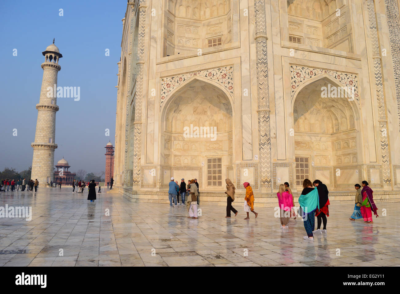 Les touristes en face du Taj Mahal Inde Banque D'Images