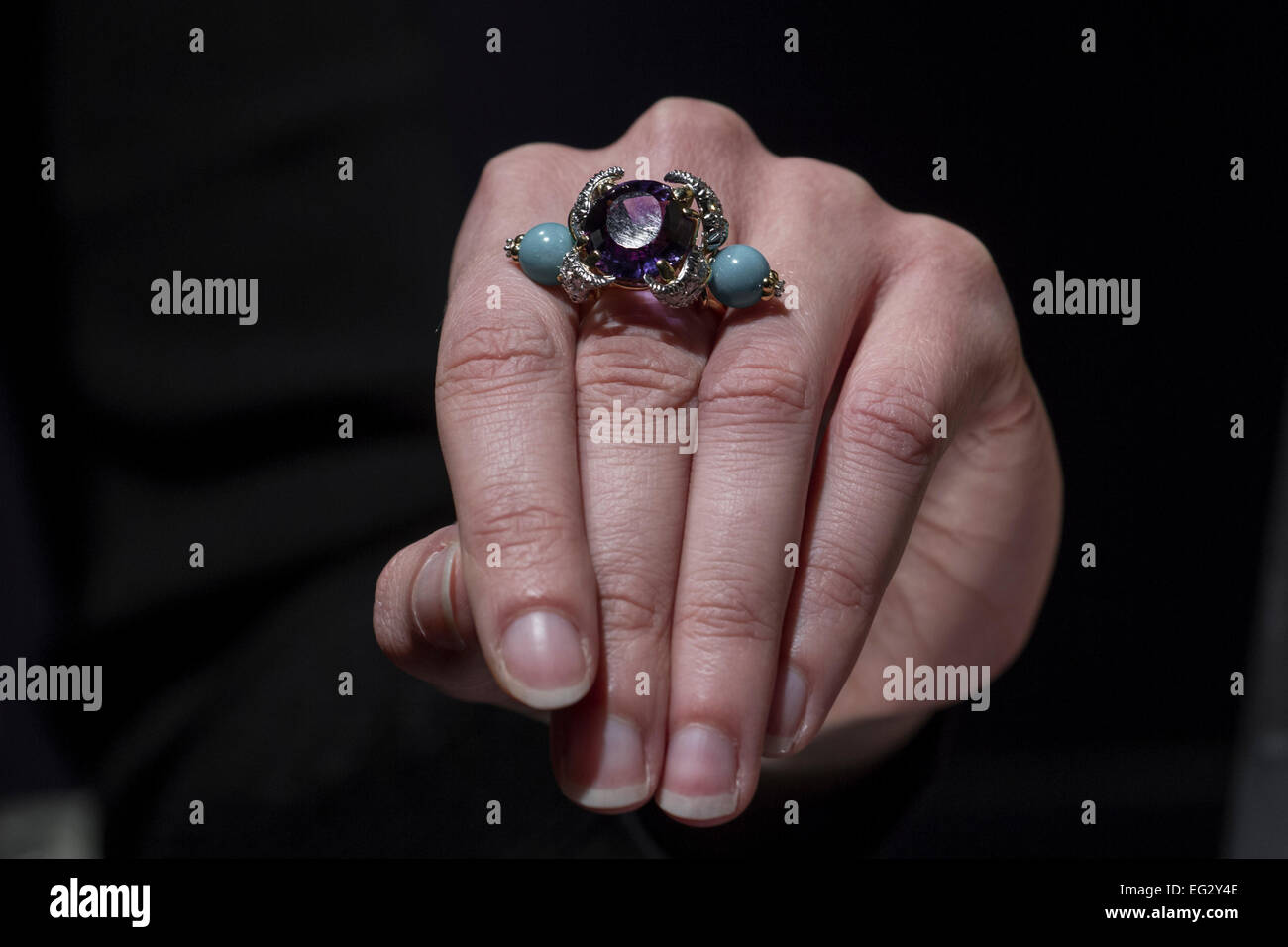 Londres, Royaume-Uni. Feb 13, 2015. Un membre du personnel à un anethyst modèles Bonhams et turquoise bague en diamant par Jean Schlumberger, est £5 200 - 7 800, à un aperçu de la vente aux enchères met en évidence à partir de la succession de Lauren Bacall, Bonhams, à Londres, Royaume-Uni, le 13 février 2015. L'aperçu de 50 lots sélectionné dispose d'oeuvres de Henry Moore, David Hockney, Robert Graham, Noel Coward et Jim Dine - et devrait être mis aux enchères Bonhams à New York le 31 mars et 1 avril 2015. © Melissa North/Alamy Live News Banque D'Images