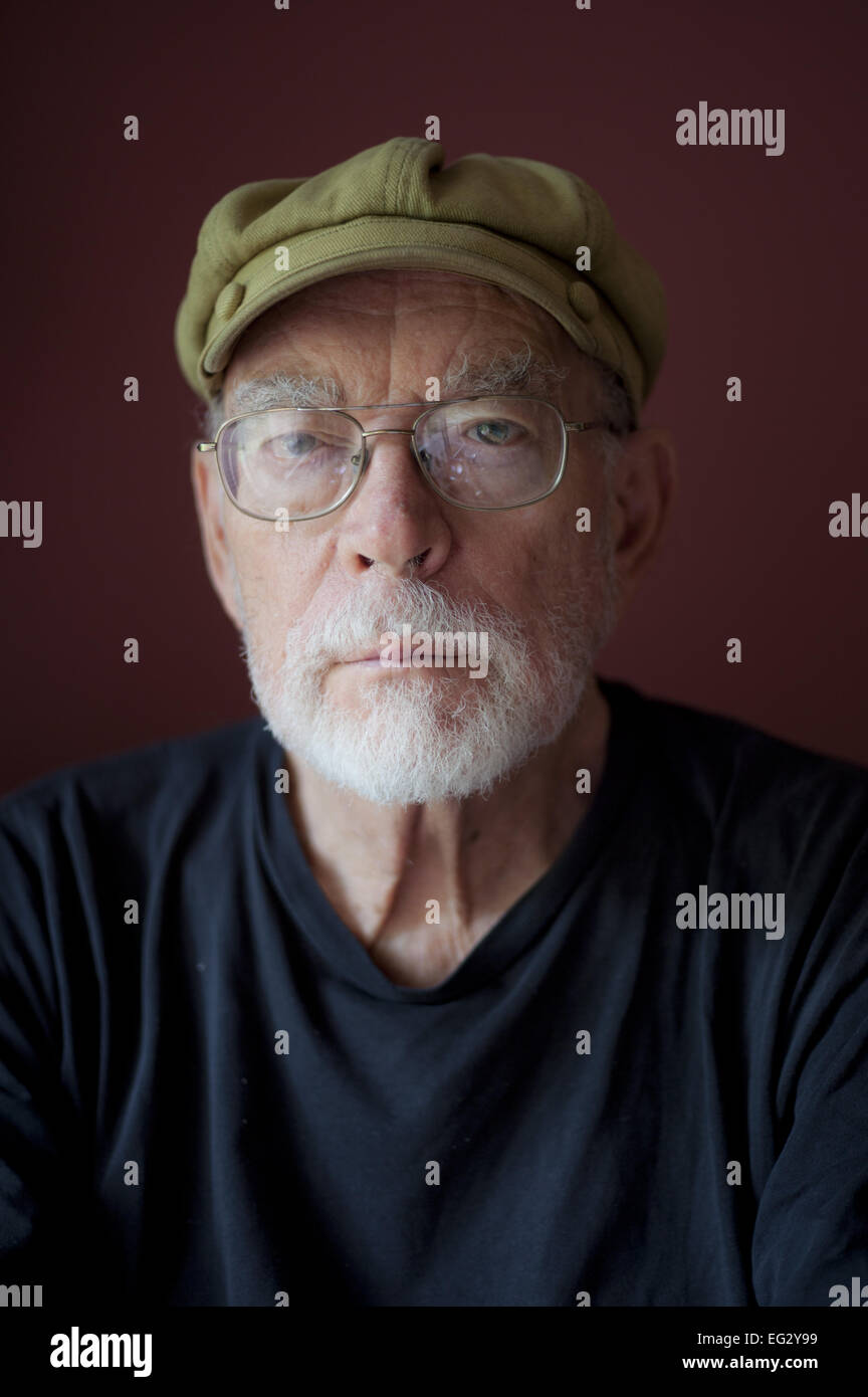 Vieil homme à barbe et lunettes portant une casquette de style Mao Banque D'Images