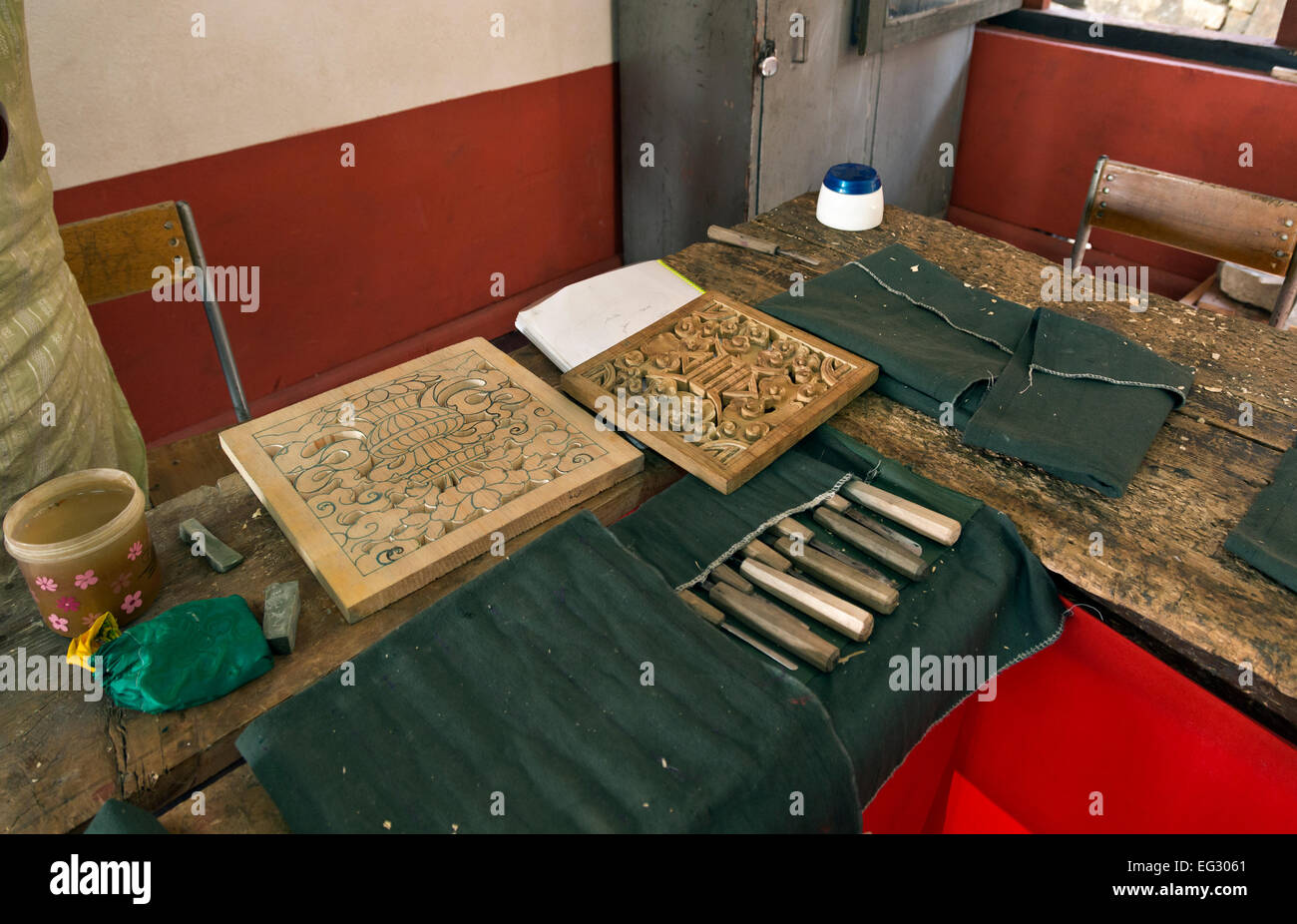 Bhoutan - projet de sculpture sur bois et d'outils d'un projet de sculpture en bois stylisé par un étudiant à l'Institut national des Arts. Banque D'Images
