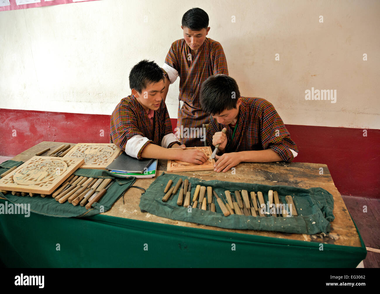 Bhoutan - projet de sculpture sur bois et d'outils d'un projet de sculpture en bois stylisé par un étudiant à l'Institut national pour les art. Banque D'Images