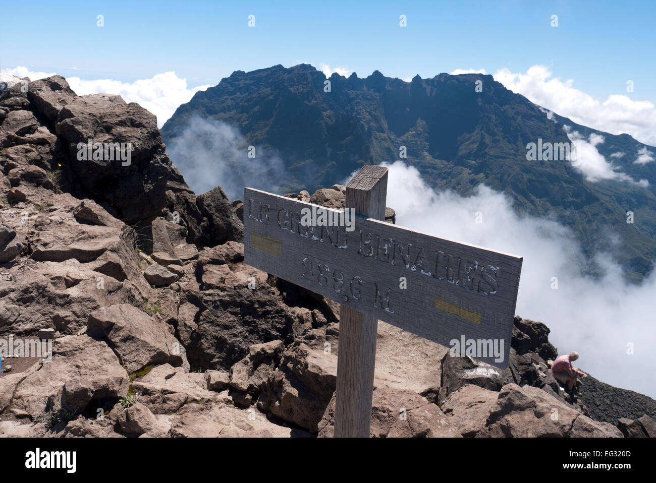 Le sommet du Grand Benare, et la vue sur le Grand Morne et le Piton des Neiges Banque D'Images