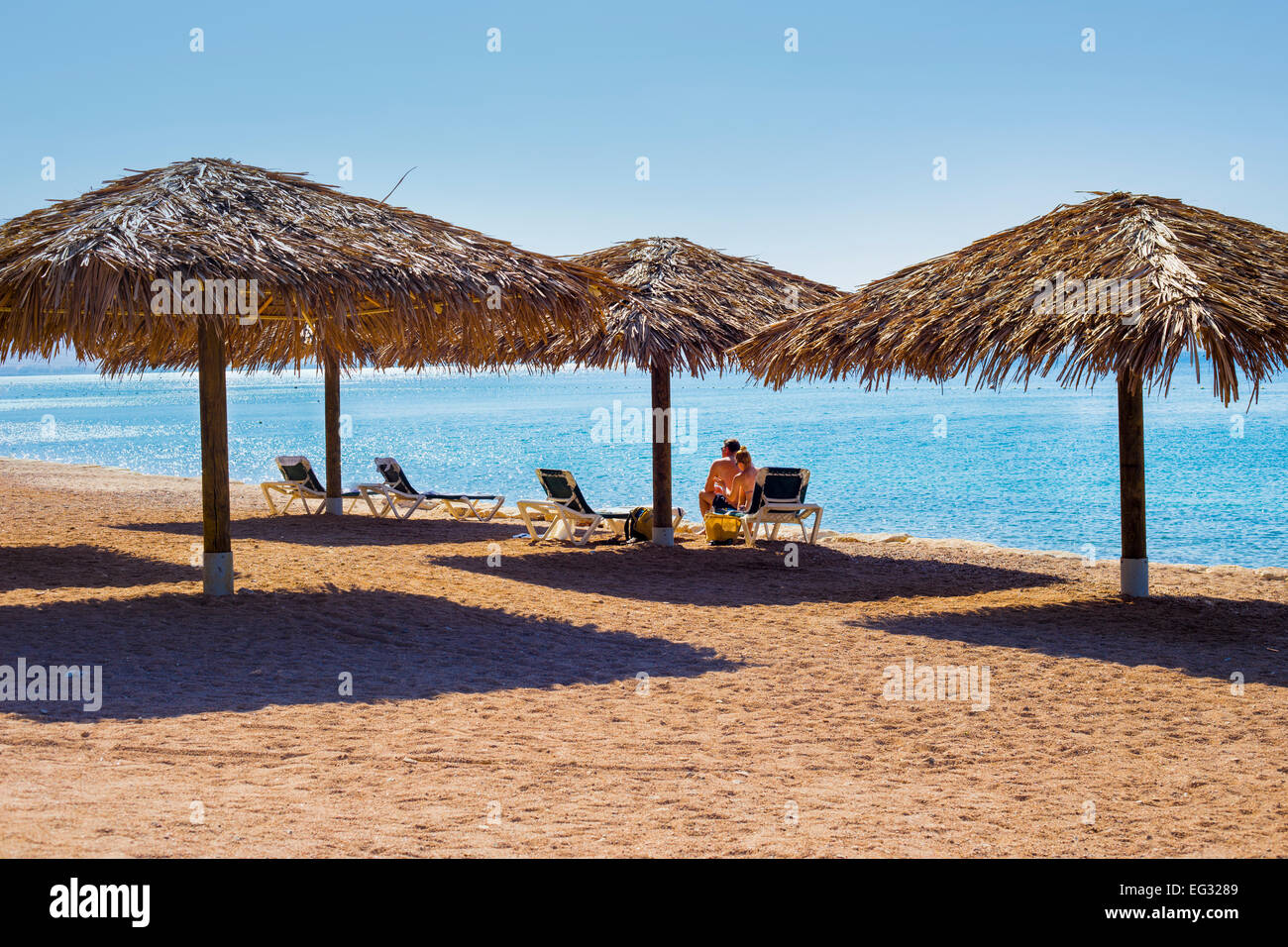 Les vacanciers sur la plage d'Eilat, Israël Banque D'Images