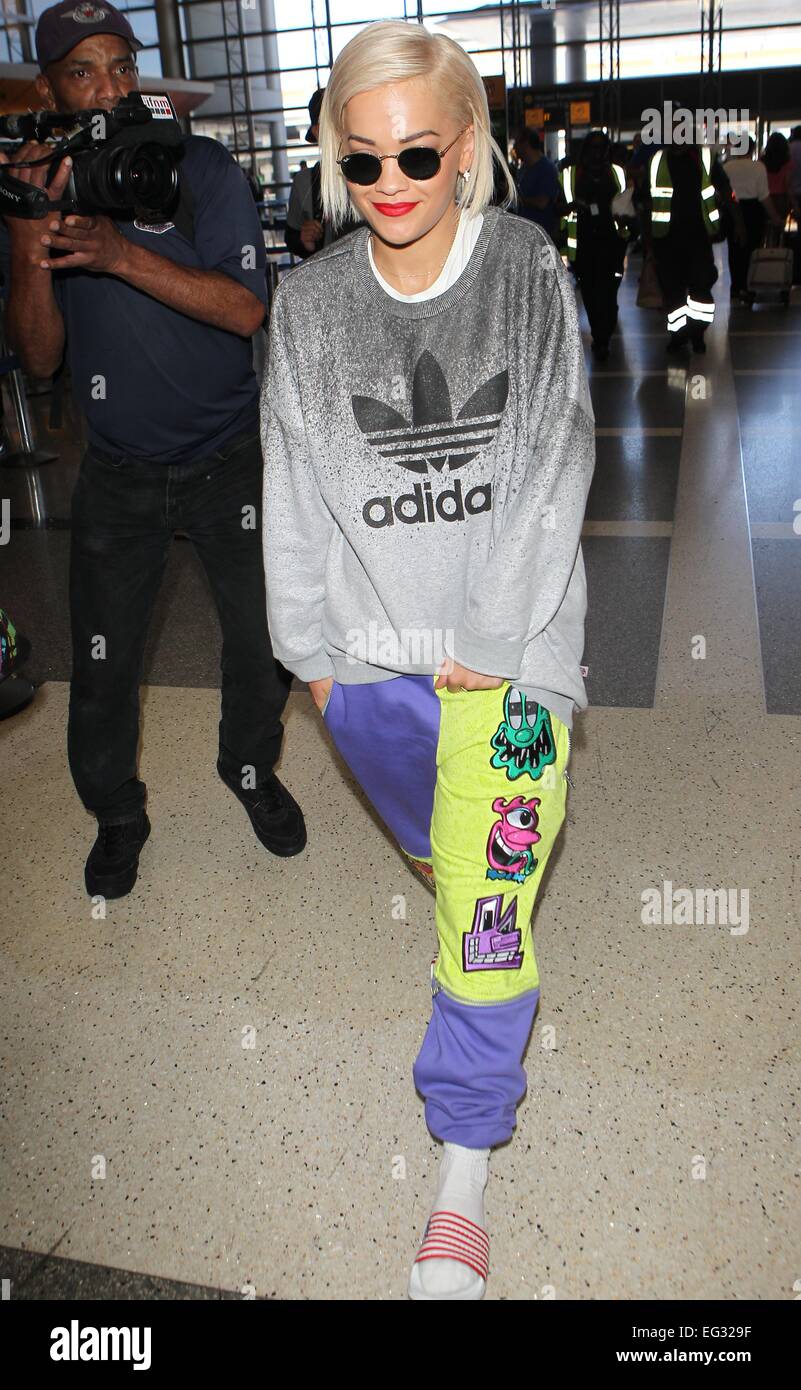 Rita Ora arrive à l'Aéroport International de Los Angeles (LAX) portant un chandail Adidas et une paire de pantalons de survêtement funky occasionnels avec : Rita Ora Où : Los Angeles, California, United States Quand : 12 août 2014 Banque D'Images