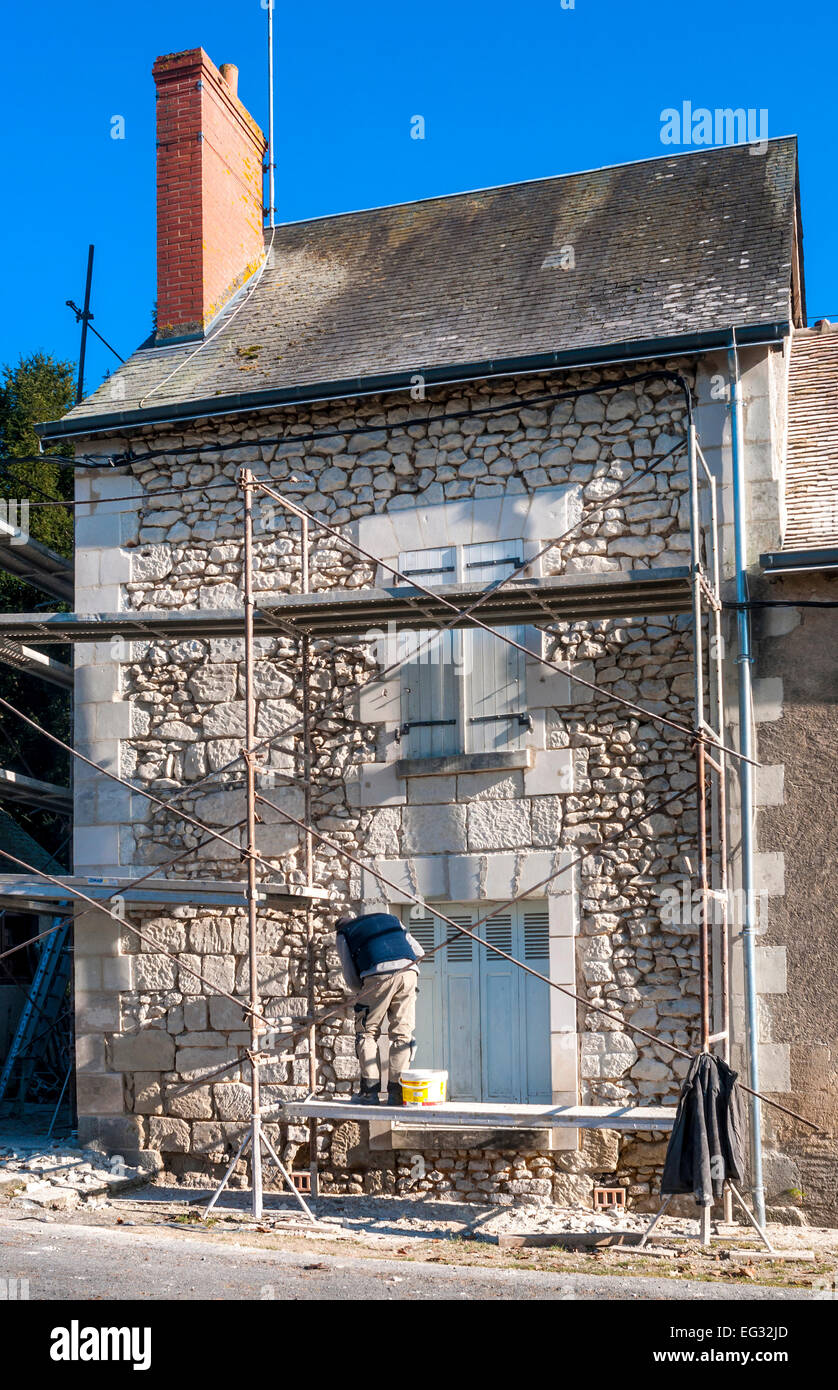 Maison extérieur mur de pierre en cours de rénovation - France. Banque D'Images