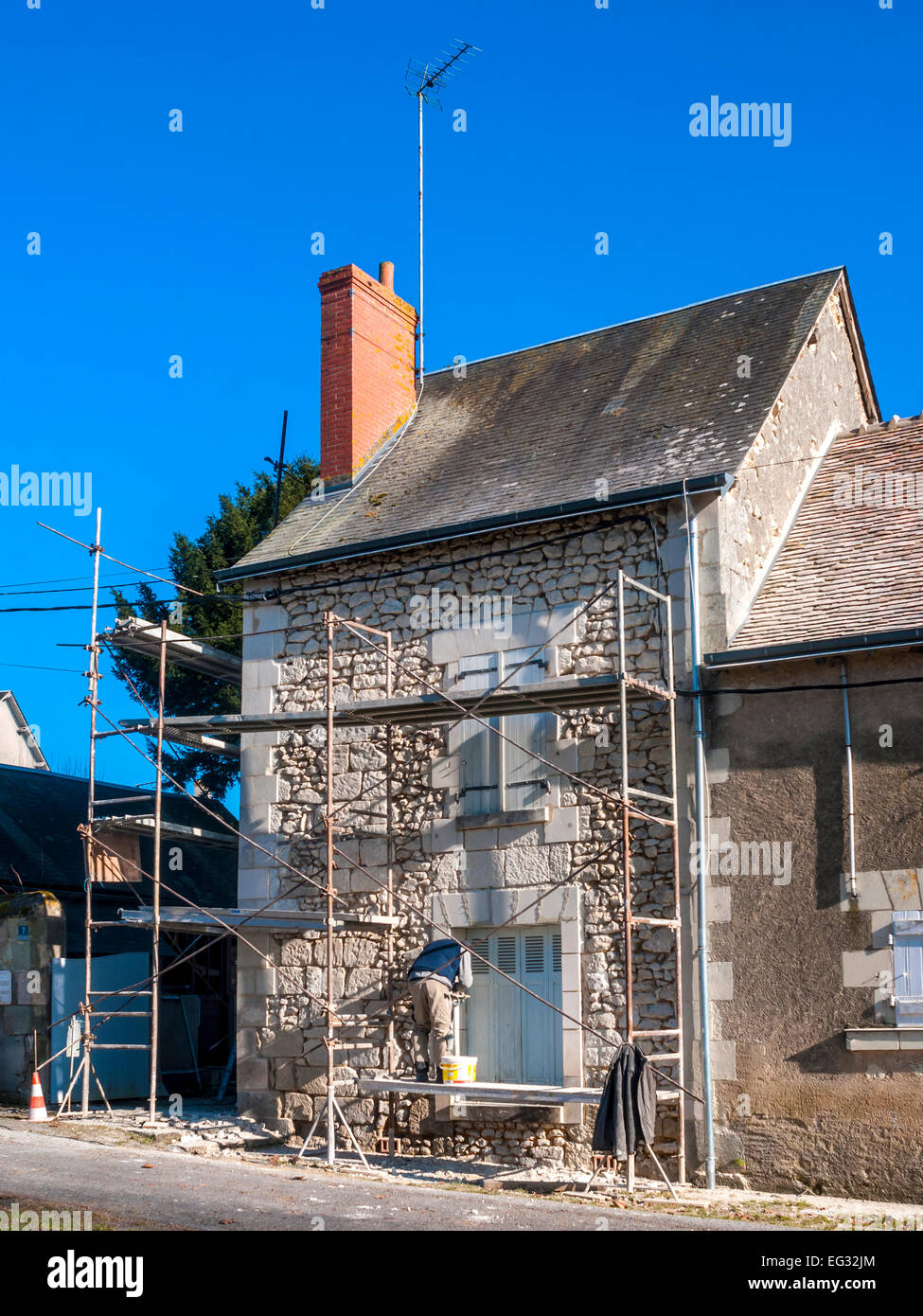 Maison extérieur mur de pierre en cours de rénovation - France. Banque D'Images