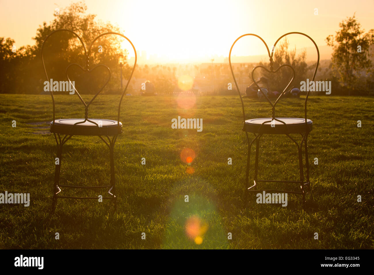 Fil en forme d'entendre deux-chaises au coucher du soleil sur la colline d'olive dans l'Est de Hollywood, Los Angeles, CA, USA Banque D'Images