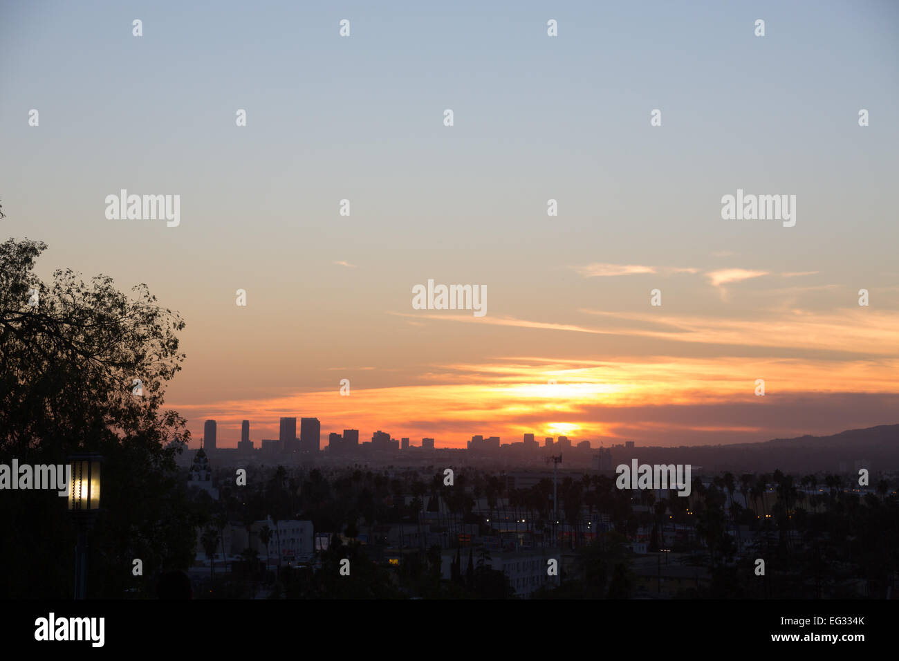 Coucher de soleil sur la colline d'olive de Hollywood à Los Angeles, CA, USA Banque D'Images