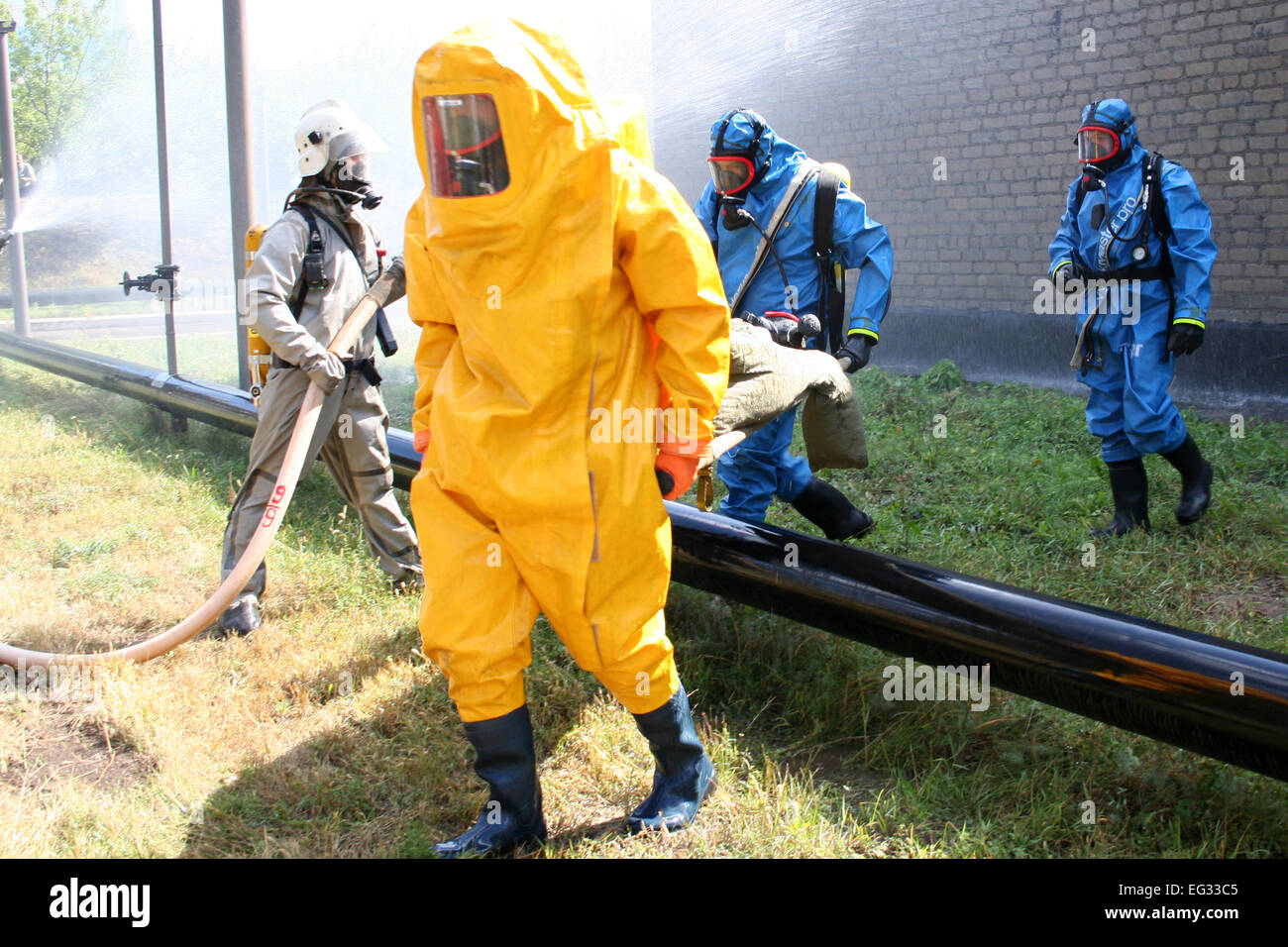 L'homme en tenue de protection chimique, l'exécution de la zone de décontamination Banque D'Images